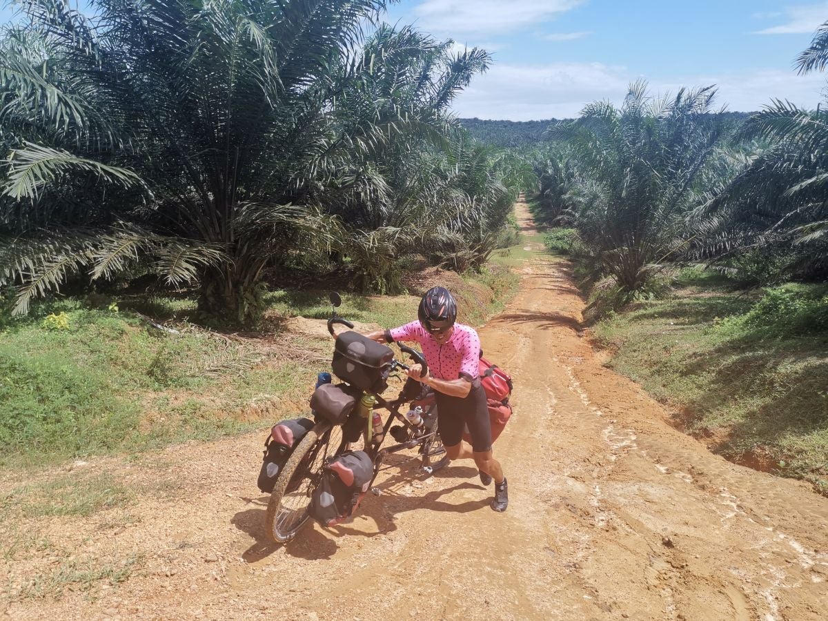 Iñaki Pagola y su mujer Garbiñe recorrieron entre julio y diciembre once países asiáticos en su bici tándem, 9.500 kilómetros a pedaladas. Este viernes han emprendido la segunda parte de su aventura, que les llevará a África.