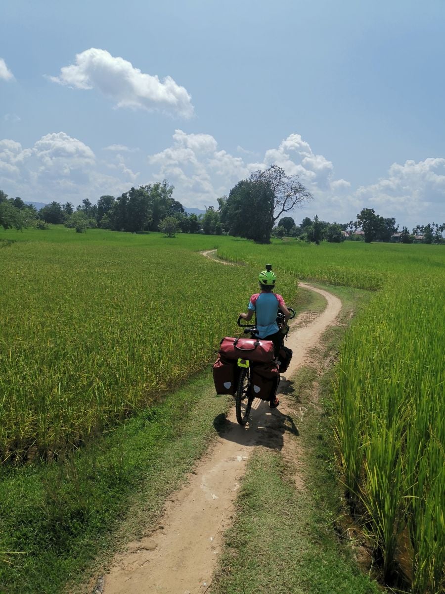 Iñaki Pagola y su mujer Garbiñe recorrieron entre julio y diciembre once países asiáticos en su bici tándem, 9.500 kilómetros a pedaladas. Este viernes han emprendido la segunda parte de su aventura, que les llevará a África.