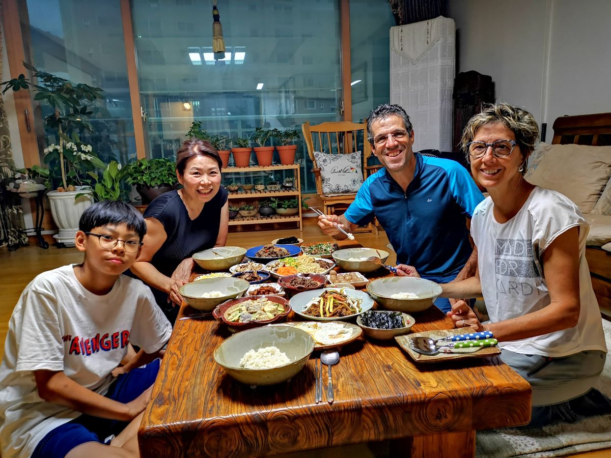 Iñaki Pagola y su mujer Garbiñe recorrieron entre julio y diciembre once países asiáticos en su bici tándem, 9.500 kilómetros a pedaladas. Este viernes han emprendido la segunda parte de su aventura, que les llevará a África.