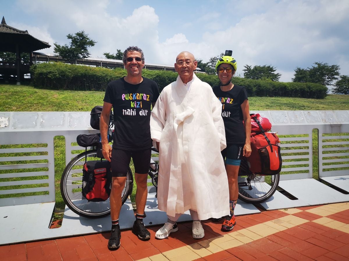 Iñaki Pagola y su mujer Garbiñe recorrieron entre julio y diciembre once países asiáticos en su bici tándem, 9.500 kilómetros a pedaladas. Este viernes han emprendido la segunda parte de su aventura, que les llevará a África.