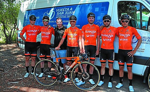 El equipo de la Fundación Euskadi que disputó la Vuelta a San Juan, la primera de la temporada.