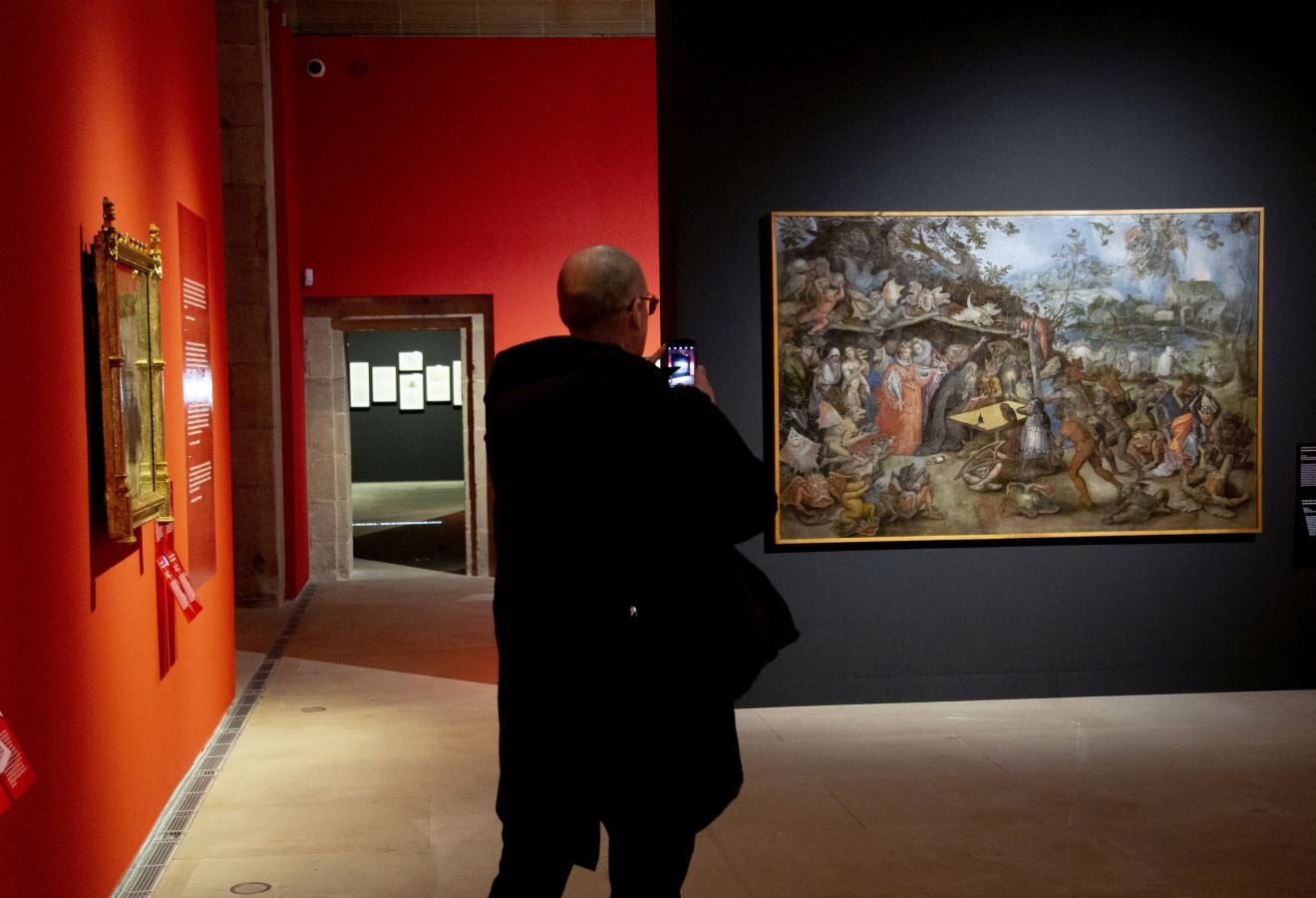 El diablo es el eje de la nueva exposición temporal que se puede ver hasta el 25 de mayo en el Museo San Telmo de San Sebastián y que se articula en torno a una única obra, 'Las tentaciones de San Antonio' de Jan Brueghel, para recrear un «tenso» universo onírico dedicado a la tentación y el pecado.