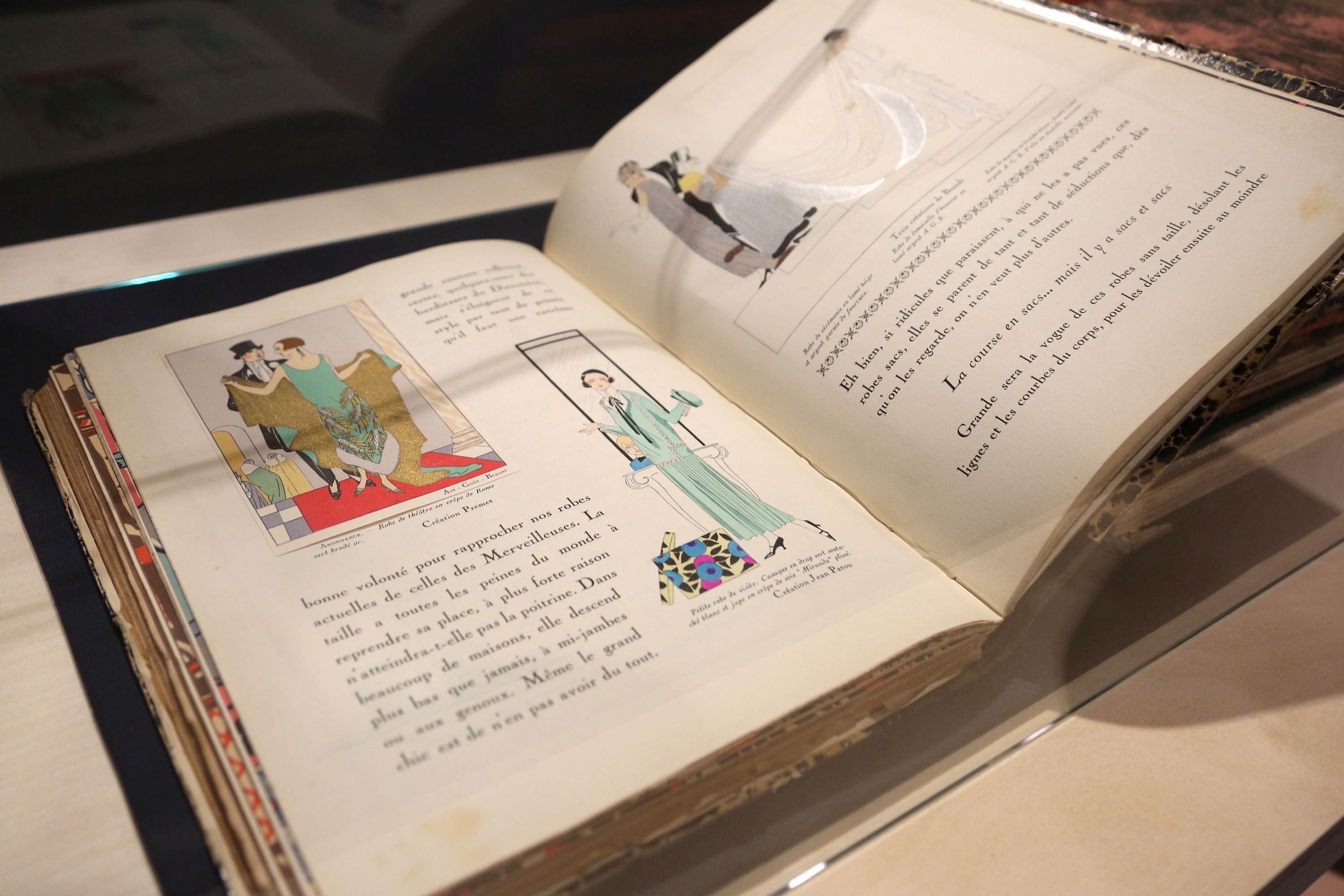 La exposición cuenta con indumentaria, objetos y detalles que pertenecieron al propio diseñador. Cada uno de ellos ayudan a entender la personalidad del maestro