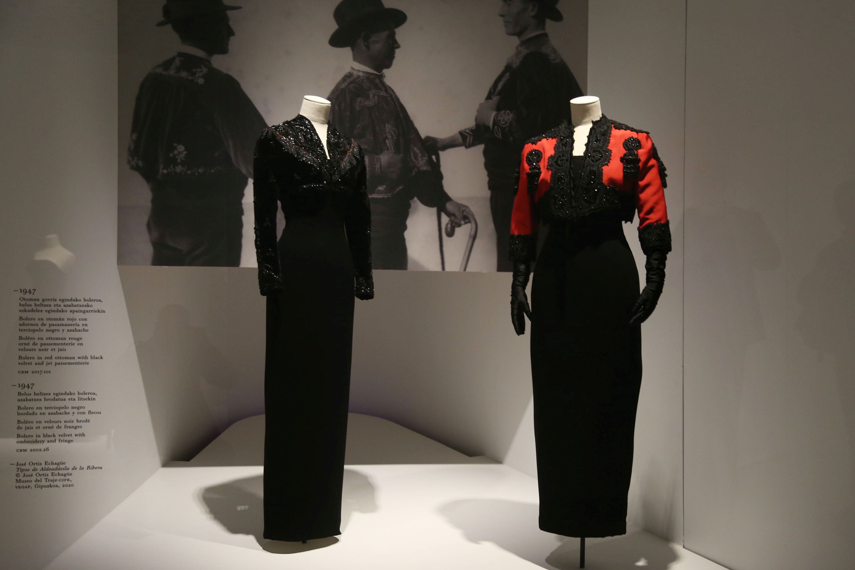 En 1947 el maestro Balenciaga confeccionó estas dos impresionantes piezas en terciopelo u otomán negro y azabache