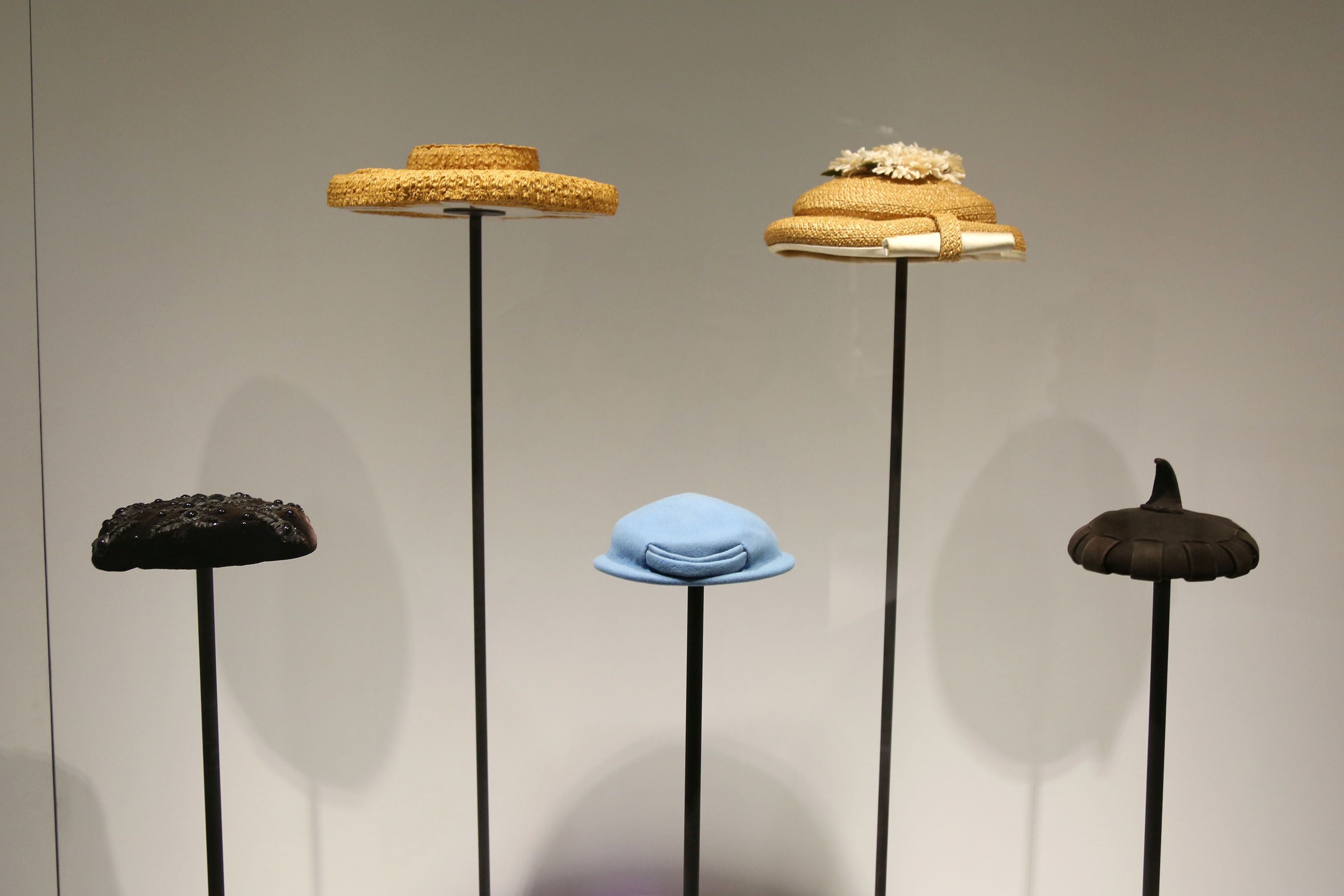 La exposición cuenta con una colección de sombreros en fieltro, rafia y terciopelo