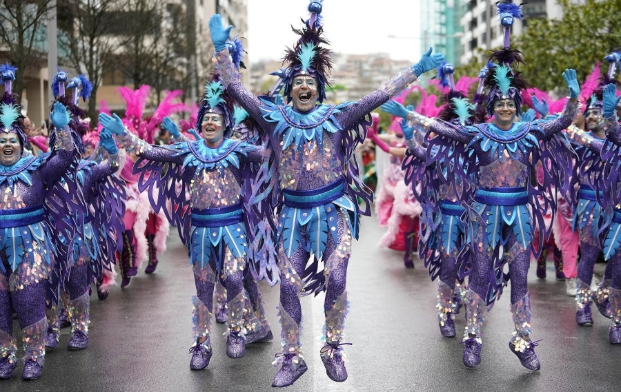 Decenas de personas se han enfrentando al viento y a la lluvia para celebrar los Carnavales en Riveras de Loiola. 