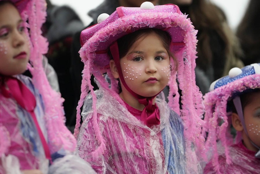 Decenas de personas se han enfrentando al viento y a la lluvia para celebrar los Carnavales en Riveras de Loiola. 