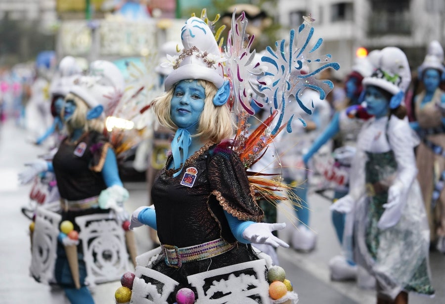 Decenas de personas se han enfrentando al viento y a la lluvia para celebrar los Carnavales en Riveras de Loiola. 