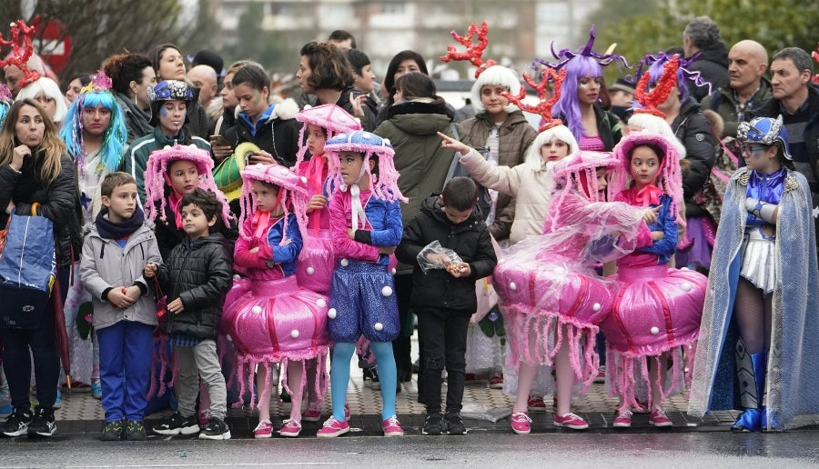 Decenas de personas se han enfrentando al viento y a la lluvia para celebrar los Carnavales en Riveras de Loiola. 