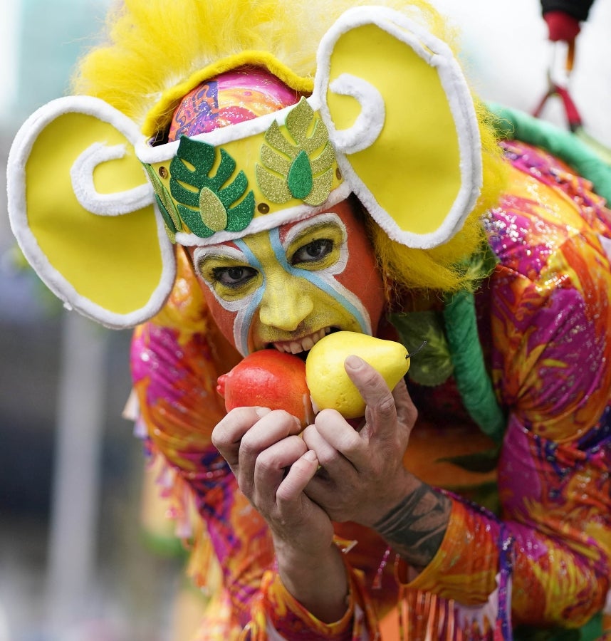 Decenas de personas se han enfrentando al viento y a la lluvia para celebrar los Carnavales en Riveras de Loiola. 