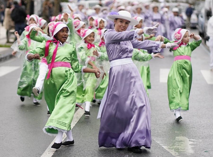 Decenas de personas se han enfrentando al viento y a la lluvia para celebrar los Carnavales en Riveras de Loiola. 