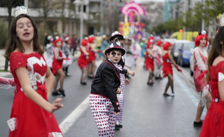 Decenas de personas se han enfrentando al viento y a la lluvia para celebrar los Carnavales en Riveras de Loiola. 