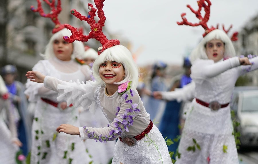 Decenas de personas se han enfrentando al viento y a la lluvia para celebrar los Carnavales en Riveras de Loiola. 