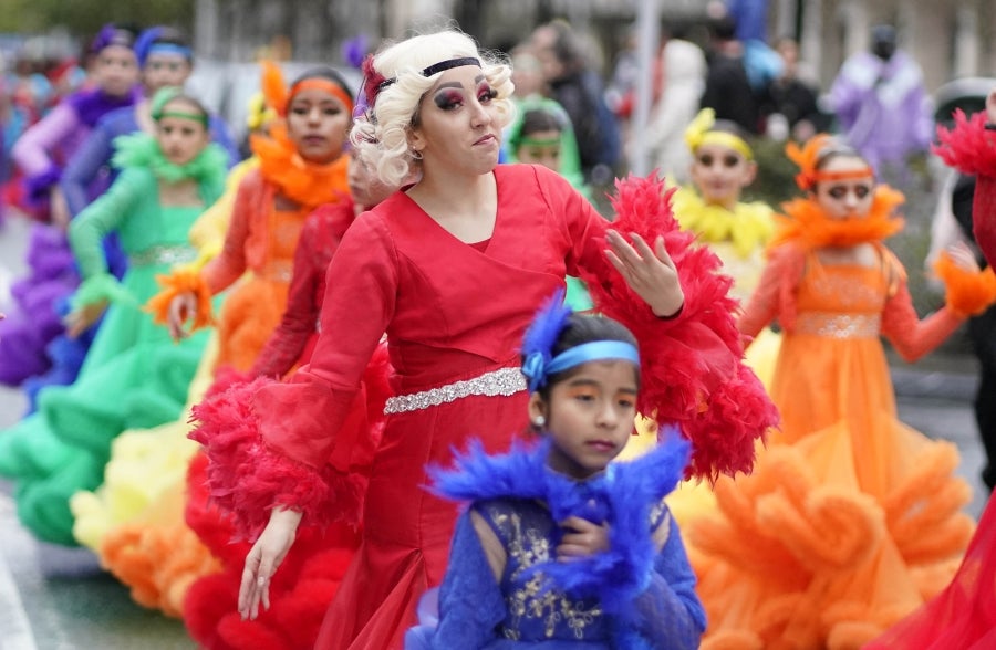 Decenas de personas se han enfrentando al viento y a la lluvia para celebrar los Carnavales en Riveras de Loiola. 