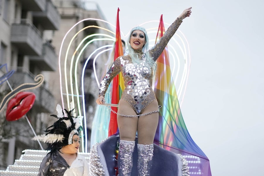 Decenas de personas se han enfrentando al viento y a la lluvia para celebrar los Carnavales en Riveras de Loiola. 