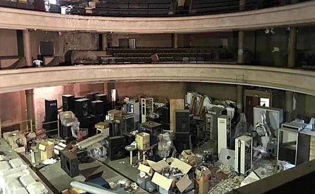 El antiguo patio de butacas del Bellas Artes, lleno de trastos.