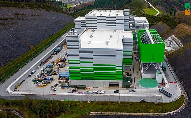 Vista exterior de la Planta de Valorización Energética de Zubieta, con las dos chimeneas por donde sale el humo de los residuos quemados.