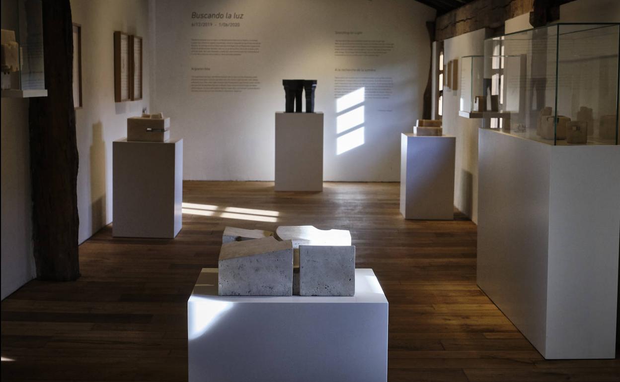 'Argiaren bila' alde baterako erakusketa