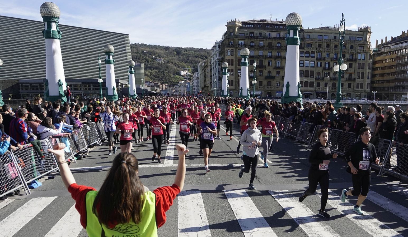 6.500 mujeres han tomado salida en el Boulevard en una prueba multitudinaria en la que se ha celebrado la fiesta del deporte femenino popular. 
