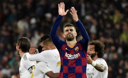 Gerard Piqué saludando a la grada blaugrana.