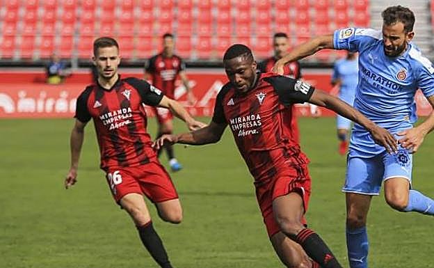 Modibo Sagnan defiende balón ante la oposición de Stuani en Anduva.