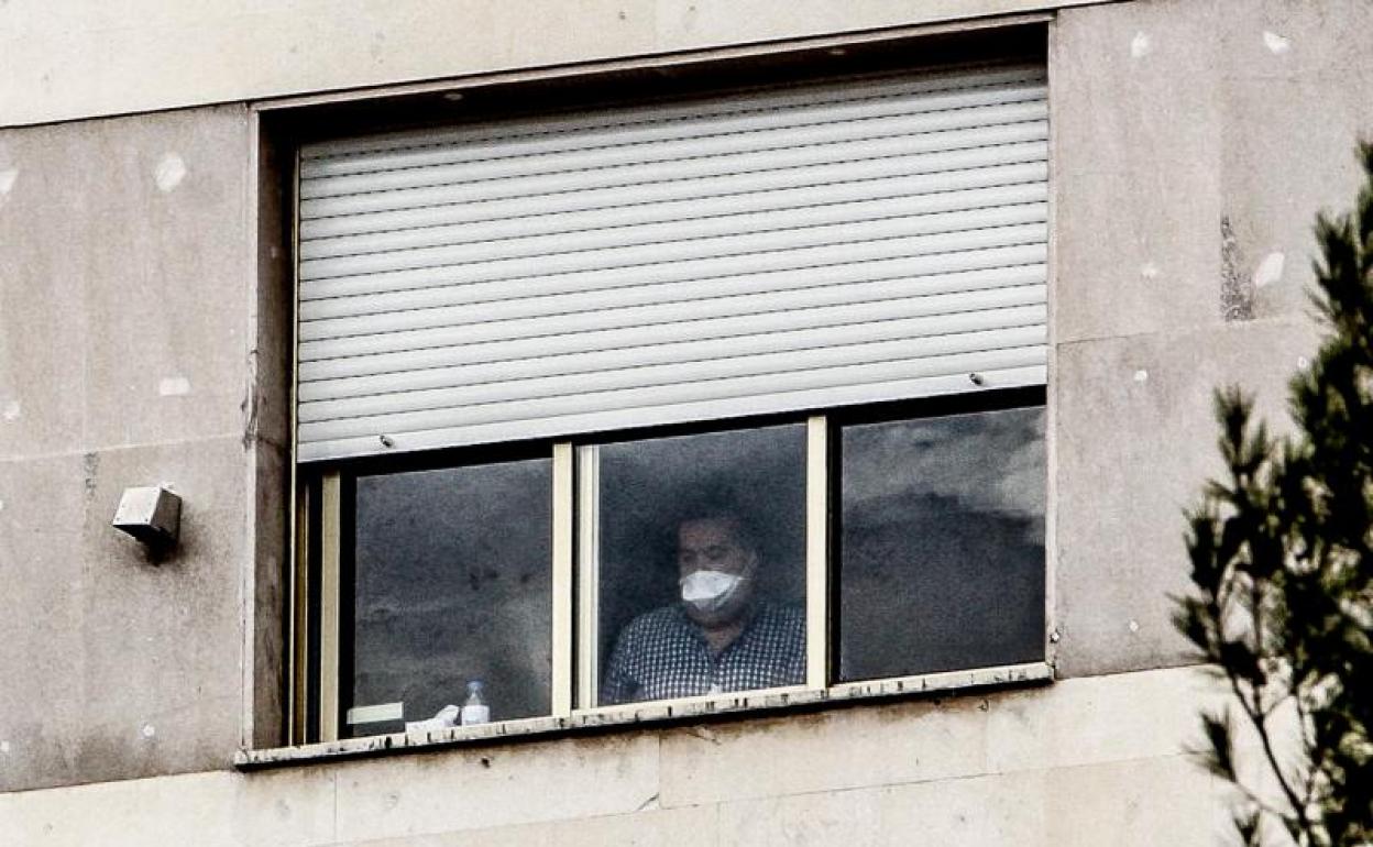 Una de las personas aisladas en la sexta planta del hospital de Txagorritxu en Vitoria