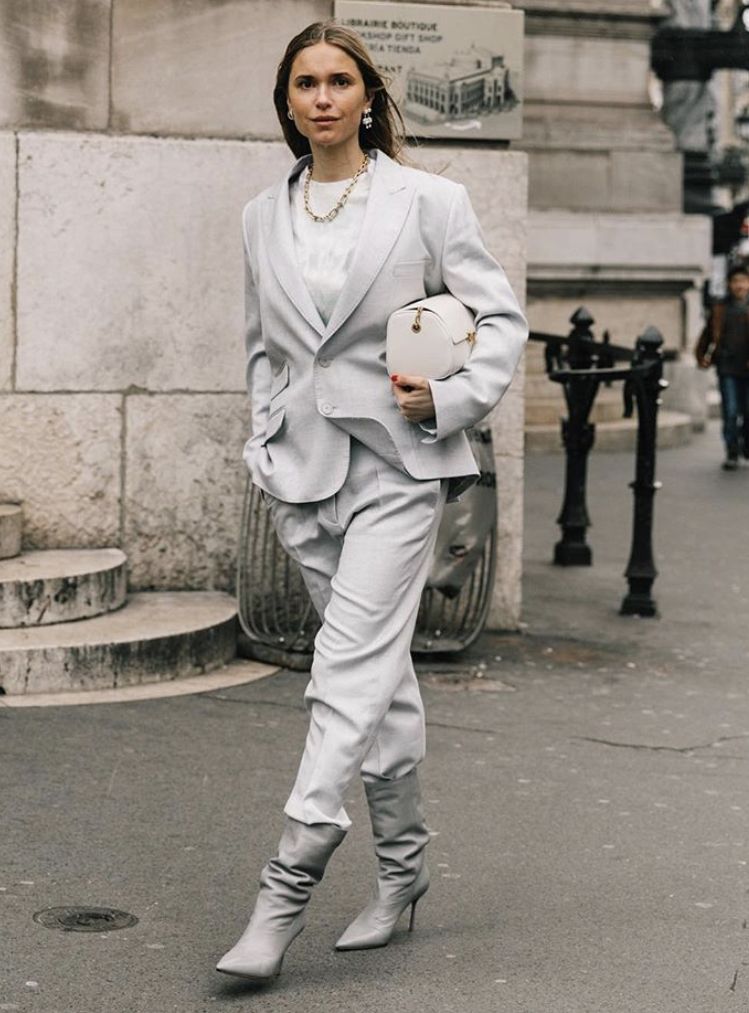 El traje de chaqueta y pantalón se sigue transformando para un comienzo de año atípico. Los tonos pastel aportando luz a los estilismos, los estampados dotando de romanticismo al 'outfit' o las tonalidades más intensas potenciando los colores propios de la época invernal, visten una de las tendencias más arraigadas de los últimos años. Las posibilidades son infinitas: desde el estilo más urbano hasta el más 'cool' y sofisticado. Sin ninguna duda, el «dos piezas» sigue siendo una de las propuestas más versátiles, por lo que, ¡toma nota!