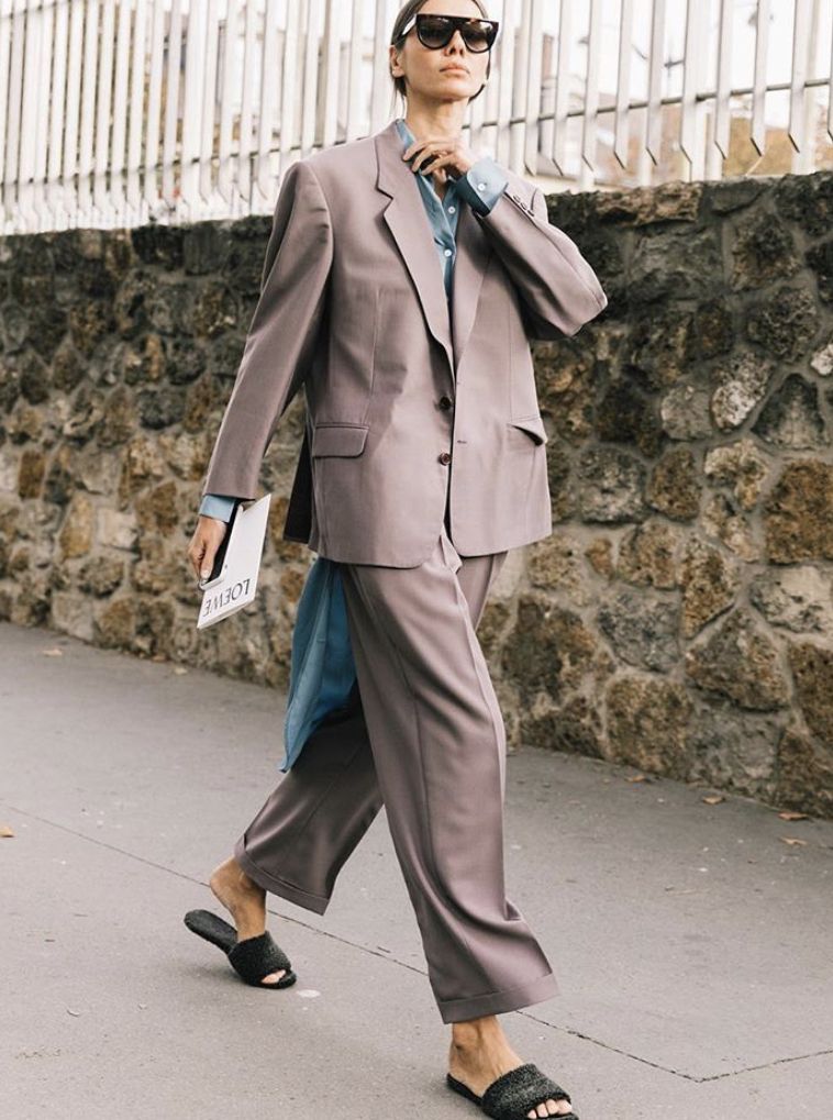 El traje de chaqueta y pantalón se sigue transformando para un comienzo de año atípico. Los tonos pastel aportando luz a los estilismos, los estampados dotando de romanticismo al 'outfit' o las tonalidades más intensas potenciando los colores propios de la época invernal, visten una de las tendencias más arraigadas de los últimos años. Las posibilidades son infinitas: desde el estilo más urbano hasta el más 'cool' y sofisticado. Sin ninguna duda, el «dos piezas» sigue siendo una de las propuestas más versátiles, por lo que, ¡toma nota!