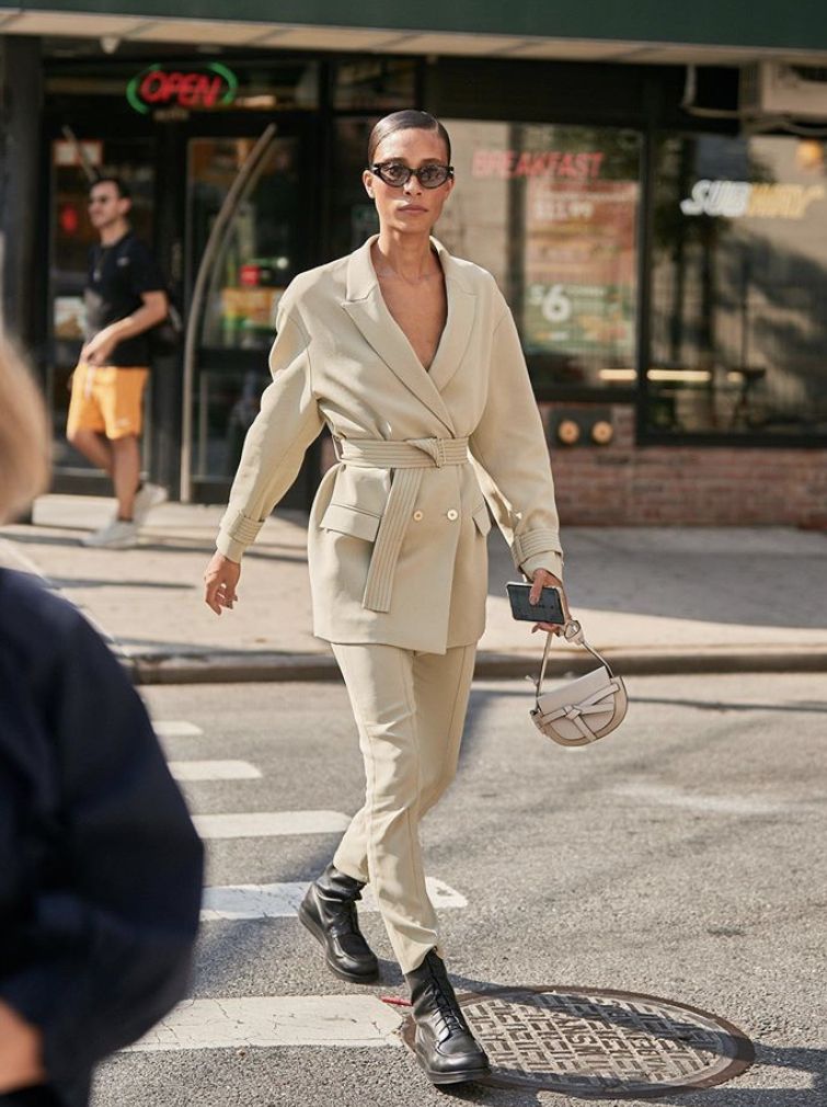 El traje de chaqueta y pantalón se sigue transformando para un comienzo de año atípico. Los tonos pastel aportando luz a los estilismos, los estampados dotando de romanticismo al 'outfit' o las tonalidades más intensas potenciando los colores propios de la época invernal, visten una de las tendencias más arraigadas de los últimos años. Las posibilidades son infinitas: desde el estilo más urbano hasta el más 'cool' y sofisticado. Sin ninguna duda, el «dos piezas» sigue siendo una de las propuestas más versátiles, por lo que, ¡toma nota!