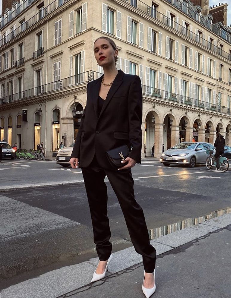 El traje de chaqueta y pantalón se sigue transformando para un comienzo de año atípico. Los tonos pastel aportando luz a los estilismos, los estampados dotando de romanticismo al 'outfit' o las tonalidades más intensas potenciando los colores propios de la época invernal, visten una de las tendencias más arraigadas de los últimos años. Las posibilidades son infinitas: desde el estilo más urbano hasta el más 'cool' y sofisticado. Sin ninguna duda, el «dos piezas» sigue siendo una de las propuestas más versátiles, por lo que, ¡toma nota!