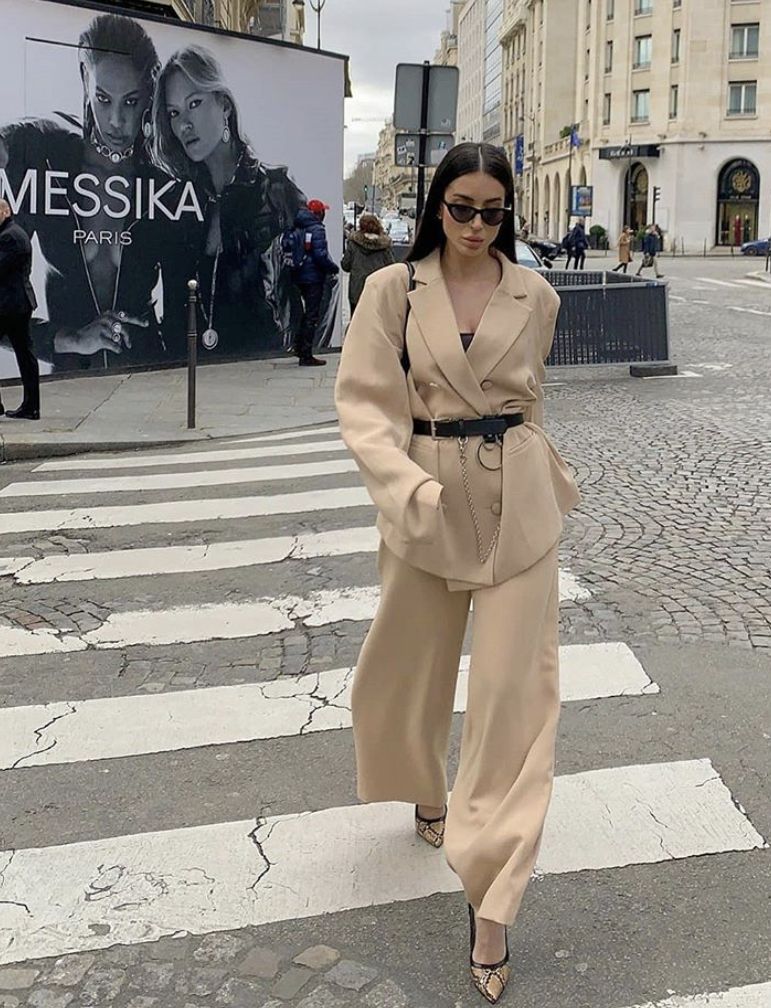 El traje de chaqueta y pantalón se sigue transformando para un comienzo de año atípico. Los tonos pastel aportando luz a los estilismos, los estampados dotando de romanticismo al 'outfit' o las tonalidades más intensas potenciando los colores propios de la época invernal, visten una de las tendencias más arraigadas de los últimos años. Las posibilidades son infinitas: desde el estilo más urbano hasta el más 'cool' y sofisticado. Sin ninguna duda, el «dos piezas» sigue siendo una de las propuestas más versátiles, por lo que, ¡toma nota!