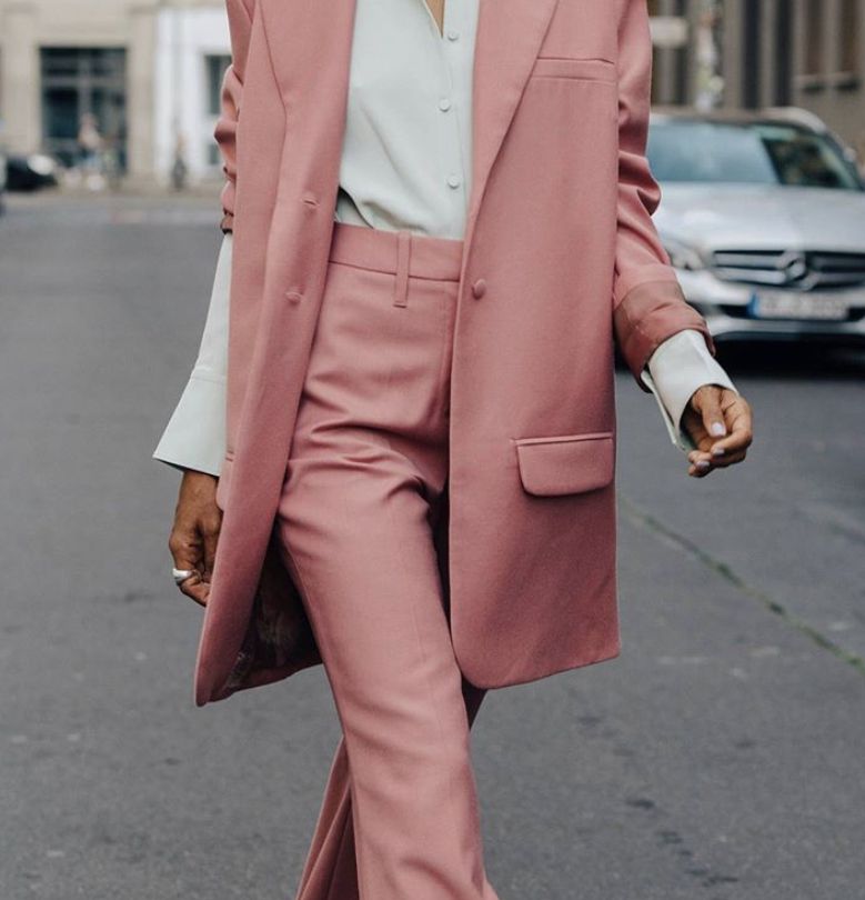 El traje de chaqueta y pantalón se sigue transformando para un comienzo de año atípico. Los tonos pastel aportando luz a los estilismos, los estampados dotando de romanticismo al 'outfit' o las tonalidades más intensas potenciando los colores propios de la época invernal, visten una de las tendencias más arraigadas de los últimos años. Las posibilidades son infinitas: desde el estilo más urbano hasta el más 'cool' y sofisticado. Sin ninguna duda, el «dos piezas» sigue siendo una de las propuestas más versátiles, por lo que, ¡toma nota!
