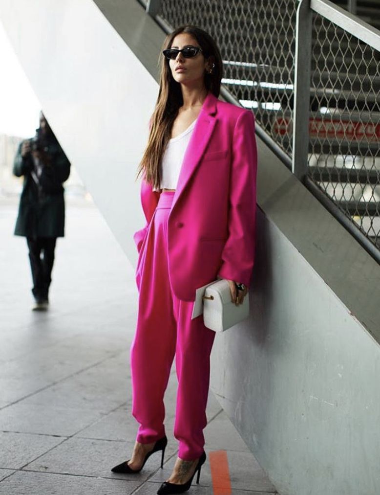 El traje de chaqueta y pantalón se sigue transformando para un comienzo de año atípico. Los tonos pastel aportando luz a los estilismos, los estampados dotando de romanticismo al 'outfit' o las tonalidades más intensas potenciando los colores propios de la época invernal, visten una de las tendencias más arraigadas de los últimos años. Las posibilidades son infinitas: desde el estilo más urbano hasta el más 'cool' y sofisticado. Sin ninguna duda, el «dos piezas» sigue siendo una de las propuestas más versátiles, por lo que, ¡toma nota!