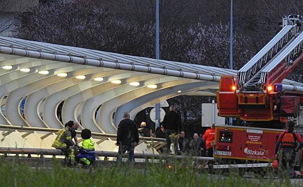 El rescate de la menor fue efectuado por los bomberos.