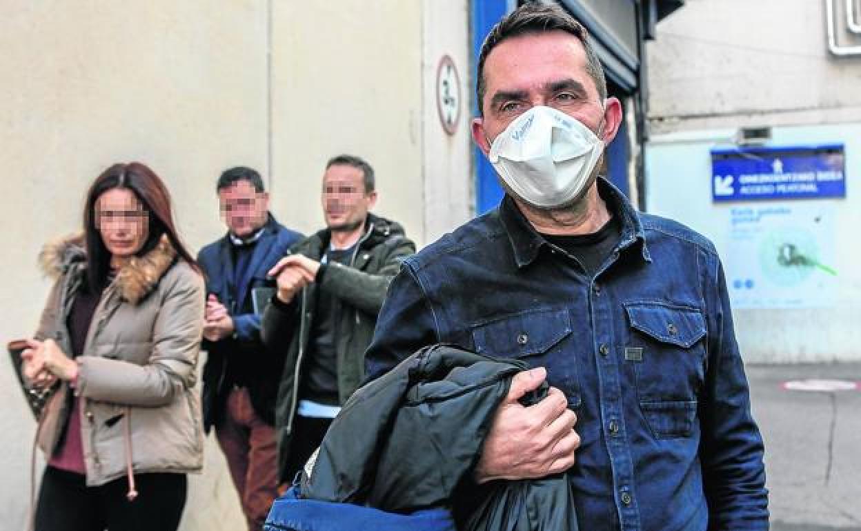 Uno de los familiares de uno de los enfermos en cuarentena del hospital de Txagorritxu.