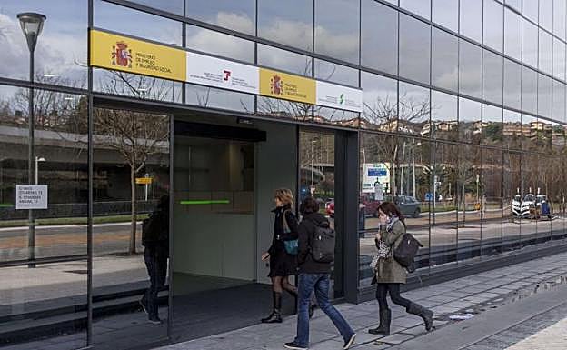 Varias personas se aprestan a entrar en el edificio que la Seguridad Social tiene en el barrio donostiarra de Riberas de Loyola, la sede central del organismo en Gipuzkoa