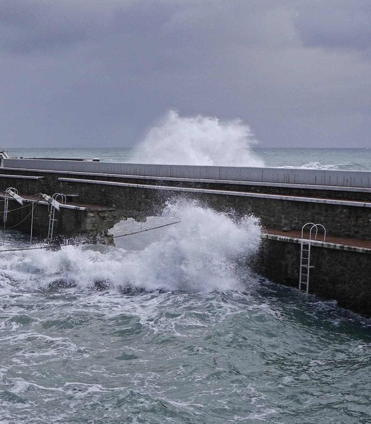 El paso de la borrasca atlántica Karine y su frente asociado, muy activo, está dejando desde esta pasada madrugada en Gipuzkoa rachas de viento de más de 100 k/h, intensas precipitaciones y fuerte oleaje.