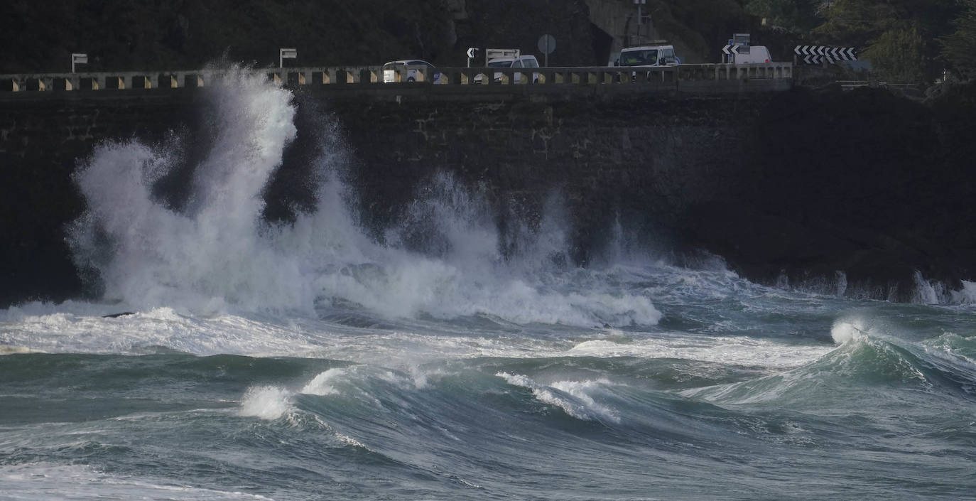 El paso de la borrasca atlántica Karine y su frente asociado, muy activo, está dejando desde esta pasada madrugada en Gipuzkoa rachas de viento de más de 100 k/h, intensas precipitaciones y fuerte oleaje.