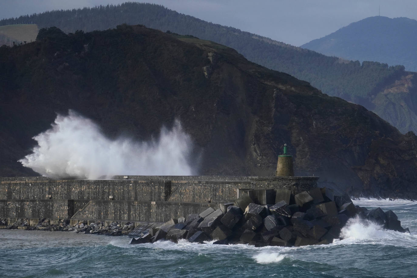 El paso de la borrasca atlántica Karine y su frente asociado, muy activo, está dejando desde esta pasada madrugada en Gipuzkoa rachas de viento de más de 100 k/h, intensas precipitaciones y fuerte oleaje.
