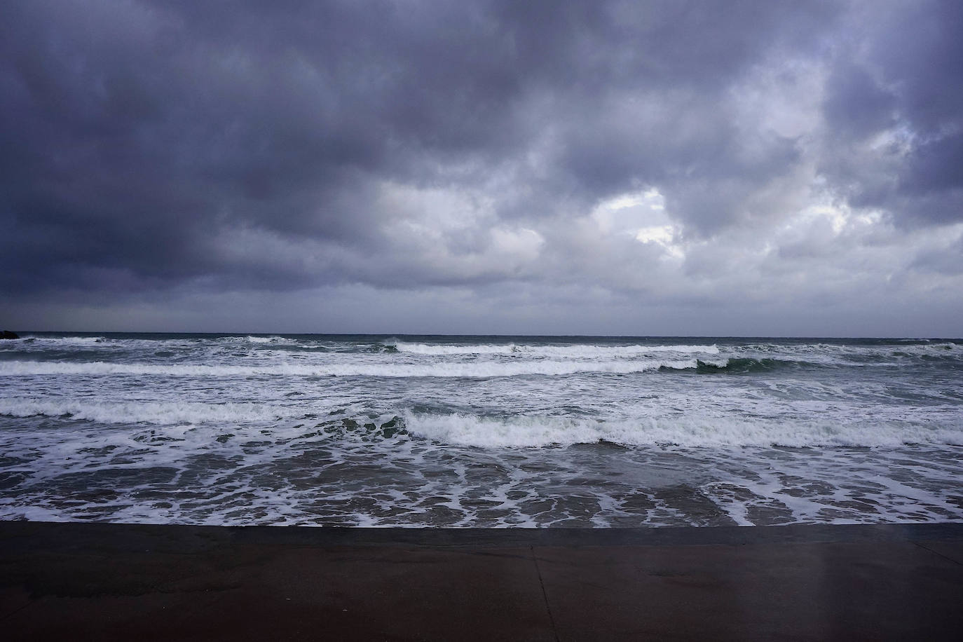 El paso de la borrasca atlántica Karine y su frente asociado, muy activo, está dejando desde esta pasada madrugada en Gipuzkoa rachas de viento de más de 100 k/h, intensas precipitaciones y fuerte oleaje.