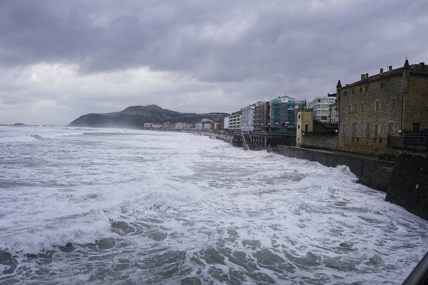 El paso de la borrasca atlántica Karine y su frente asociado, muy activo, está dejando desde esta pasada madrugada en Gipuzkoa rachas de viento de más de 100 k/h, intensas precipitaciones y fuerte oleaje.