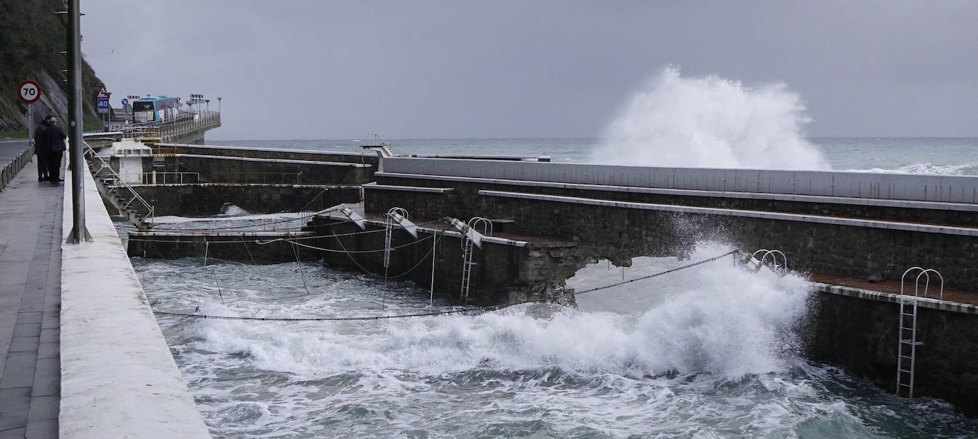 El paso de la borrasca atlántica Karine y su frente asociado, muy activo, está dejando desde esta pasada madrugada en Gipuzkoa rachas de viento de más de 100 k/h, intensas precipitaciones y fuerte oleaje.