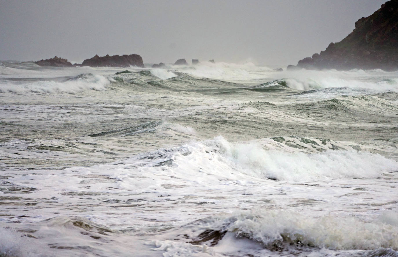El paso de la borrasca atlántica Karine y su frente asociado, muy activo, está dejando desde esta pasada madrugada en Gipuzkoa rachas de viento de más de 100 k/h, intensas precipitaciones y fuerte oleaje.