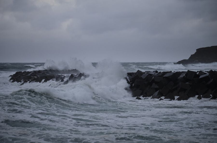 El paso de la borrasca atlántica Karine y su frente asociado, muy activo, está dejando desde esta pasada madrugada en Gipuzkoa rachas de viento de más de 100 k/h, intensas precipitaciones y fuerte oleaje.