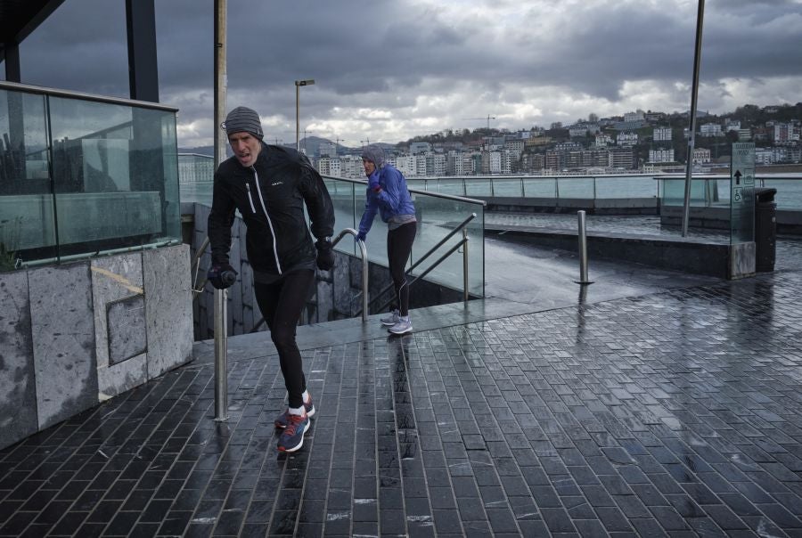 El paso de la borrasca atlántica Karine y su frente asociado, muy activo, está dejando desde esta pasada madrugada en Gipuzkoa rachas de viento de más de 100 k/h, intensas precipitaciones y fuerte oleaje.