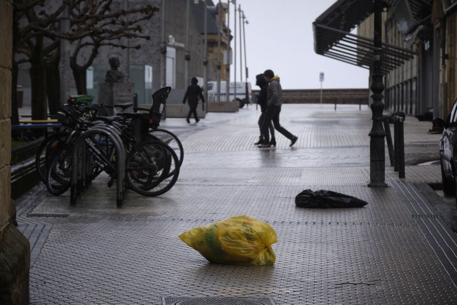 El paso de la borrasca atlántica Karine y su frente asociado, muy activo, está dejando desde esta pasada madrugada en Gipuzkoa rachas de viento de más de 100 k/h, intensas precipitaciones y fuerte oleaje.