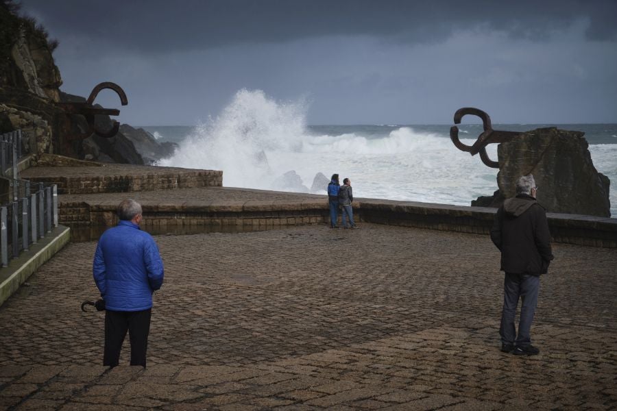 El paso de la borrasca atlántica Karine y su frente asociado, muy activo, está dejando desde esta pasada madrugada en Gipuzkoa rachas de viento de más de 100 k/h, intensas precipitaciones y fuerte oleaje.