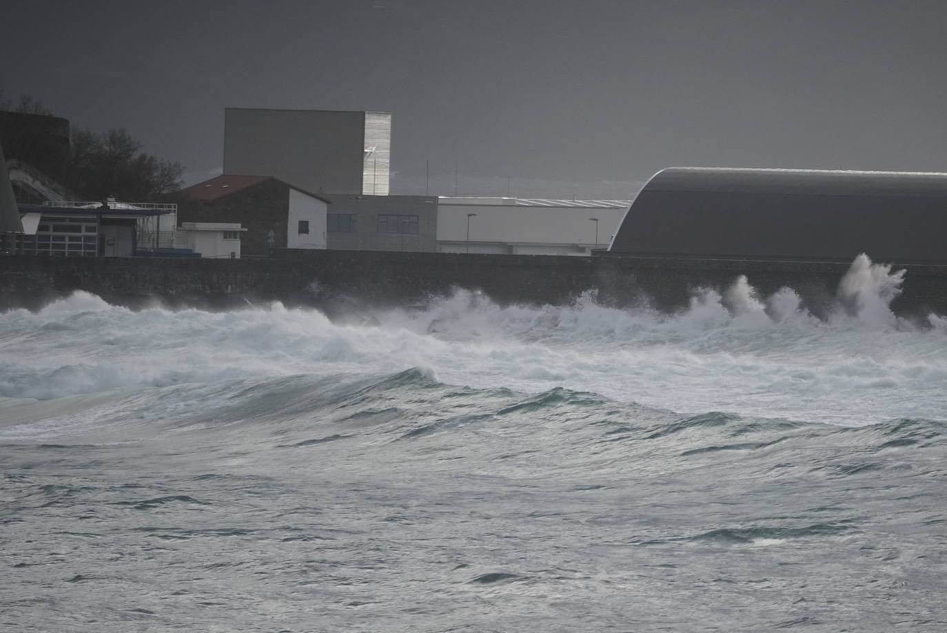 El paso de la borrasca atlántica Karine y su frente asociado, muy activo, está dejando desde esta pasada madrugada en Gipuzkoa rachas de viento de más de 100 k/h, intensas precipitaciones y fuerte oleaje.
