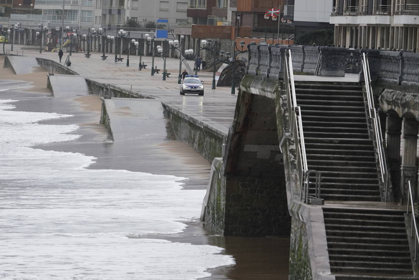 El paso de la borrasca atlántica Karine y su frente asociado, muy activo, está dejando desde esta pasada madrugada en Gipuzkoa rachas de viento de más de 100 k/h, intensas precipitaciones y fuerte oleaje.