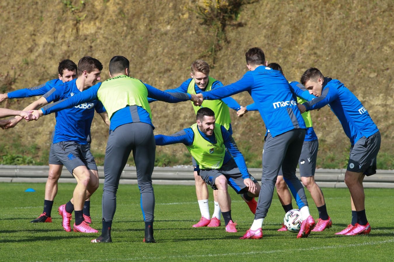 Las mejores imágenes de la plantilla txuri-urdin preparandose para el partido más importante de la temporada.